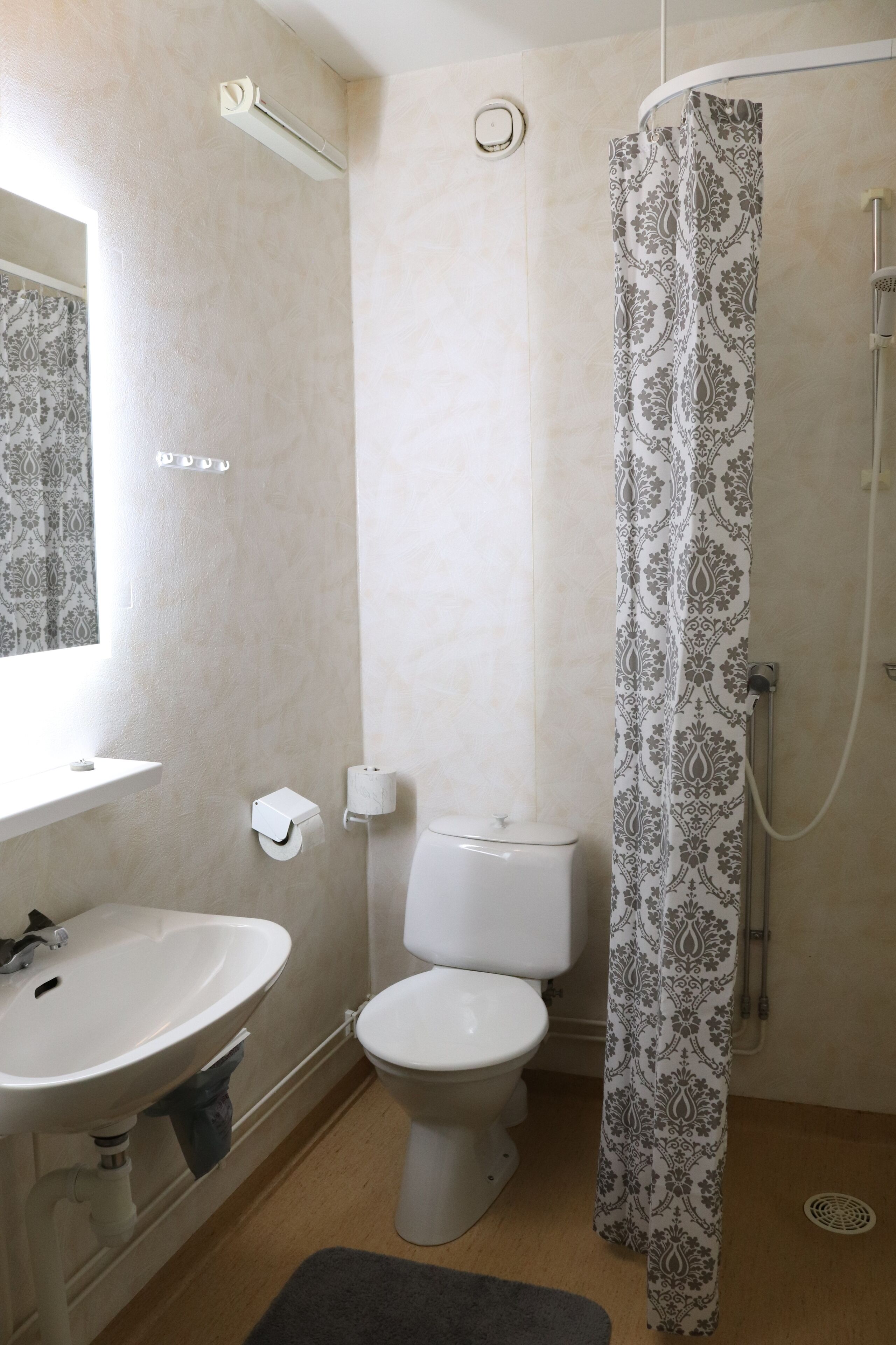 apartment, 2 bedrooms, balcony (with kitchen) | bathroom | shower, towels