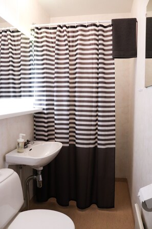 Shower, towels
