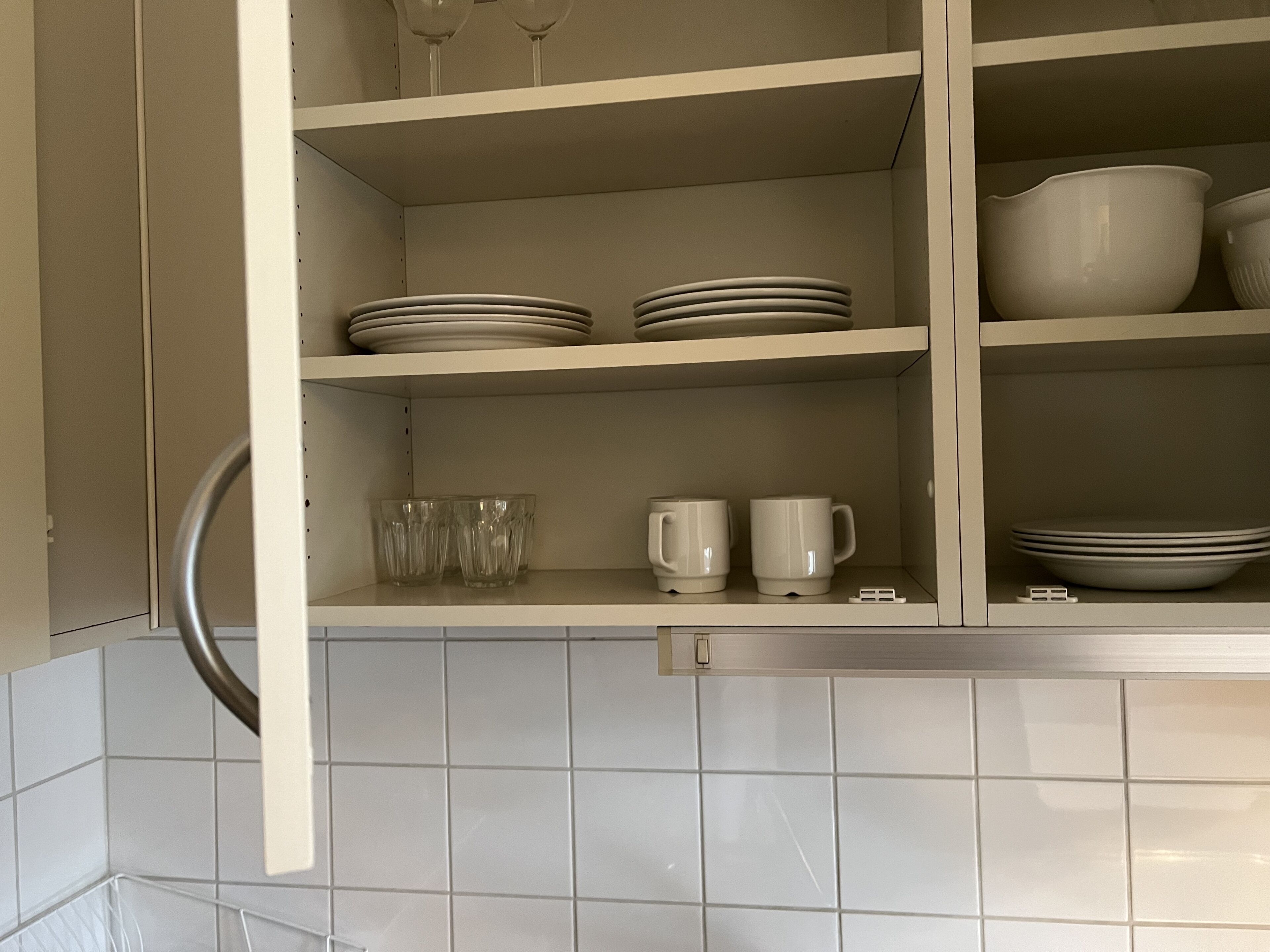 full-sized fridge, microwave, oven, stovetop