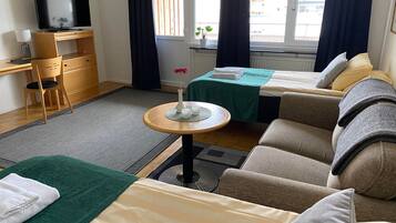 LÀgenhet - balkong (With Kitchen) | 4 sovrum, individuell inredning, unika möbler och skrivbord