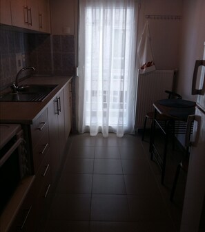 Fridge, oven, coffee/tea maker, electric kettle - CENTRAL APARTMENT NEAR TO HELEXPO #1 (Thessaloniki)