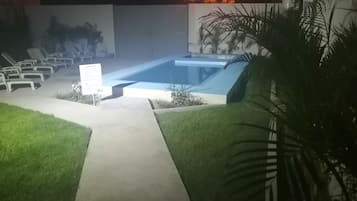 Hồ bơi ngoài trời, mở cửa từ 8:00 đến 20:00, ghế dài tắm nắng