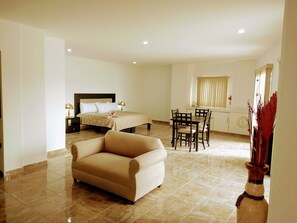 高級客房, 1 張特大雙人床 | 1 間臥室、埃及棉床單、高級寢具、Tempur-Pedic 床墊