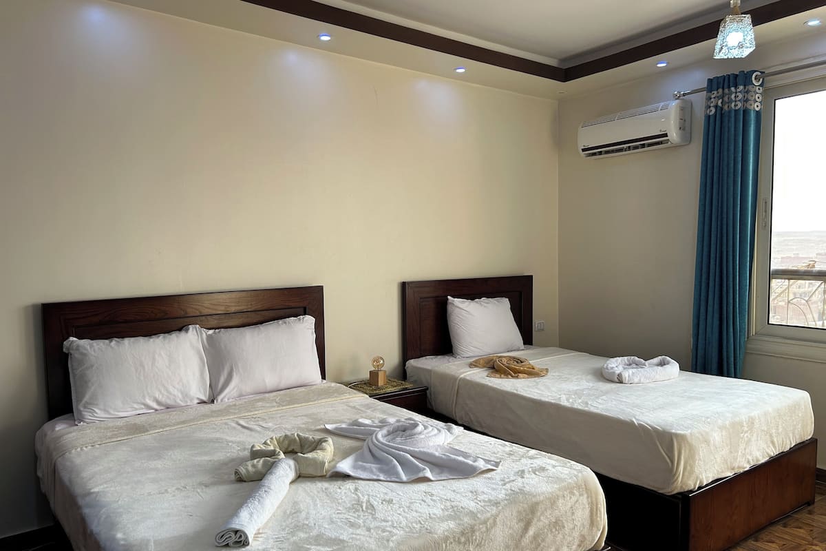Double Room, Pyramids View | Kaliteli yatak takımı, ayrı ayrı dekore edilmiş, güneşlik/perde