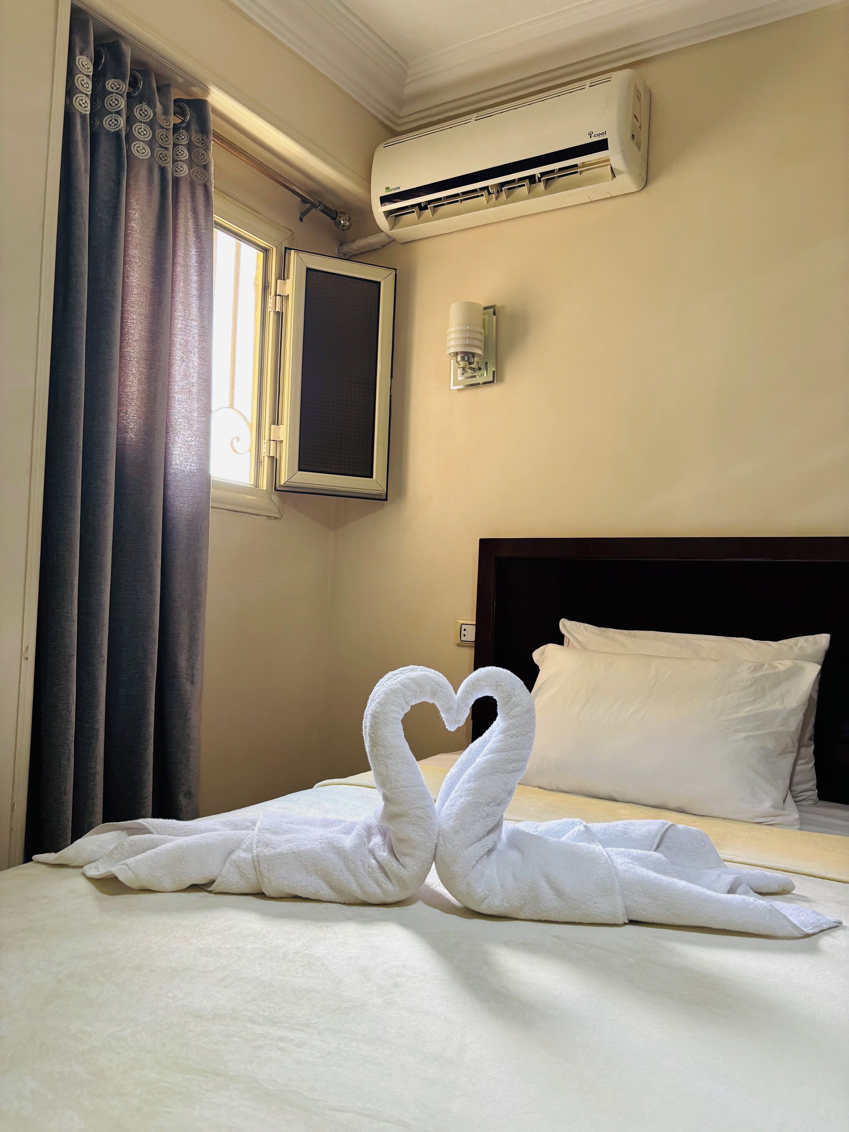 Einzelzimmer | Hochwertige Bettwaren, individuell dekoriert, Verdunkelungsvorhänge