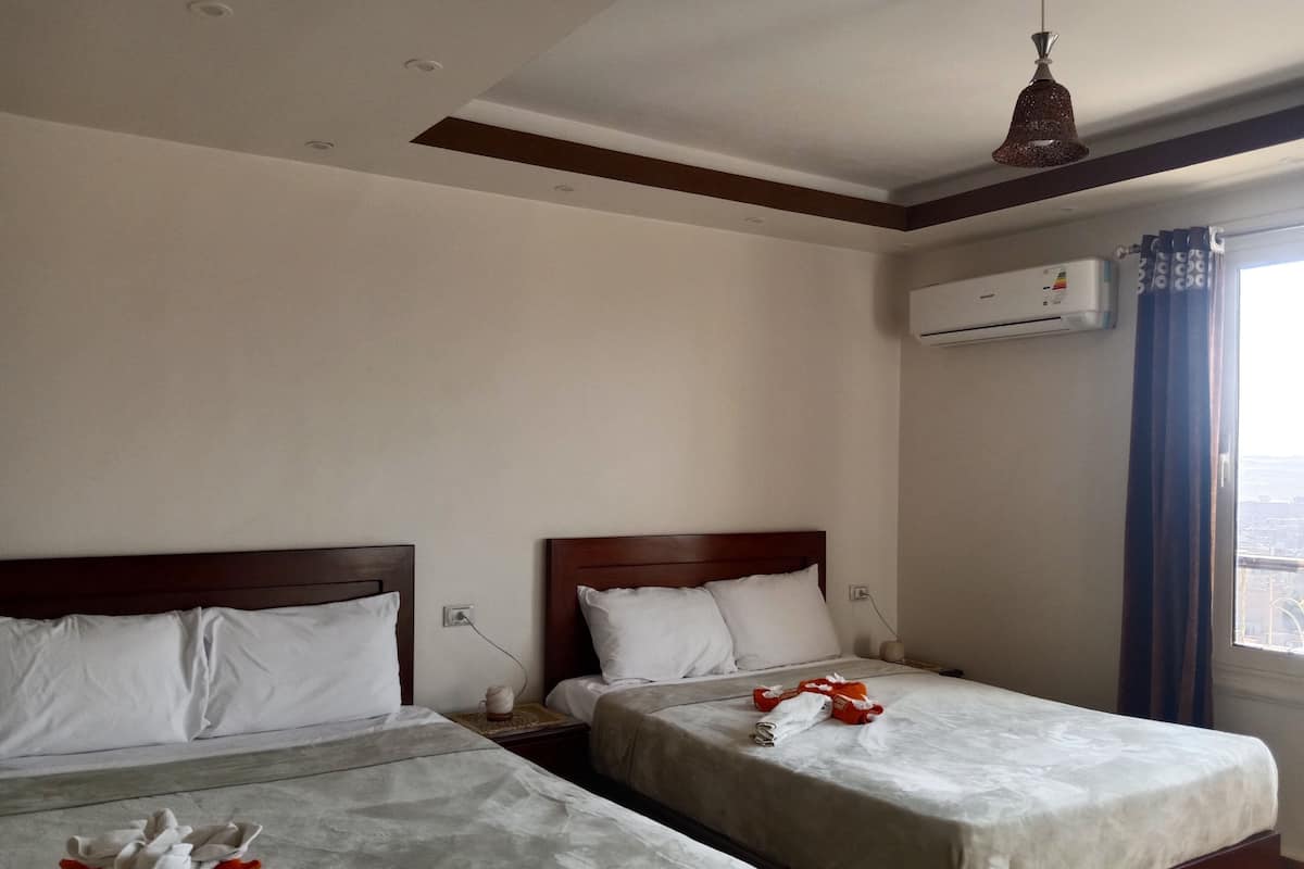 Twin Room, Pyramids View | Kaliteli yatak takımı, ayrı ayrı dekore edilmiş, güneşlik/perde