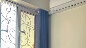 أغطية فراش متميزة وستائر تعتيم ومكواة/لوح كي وواي فاي مجانًا
