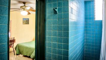 Regadera, regadera tipo lluvia, toallas, jabón