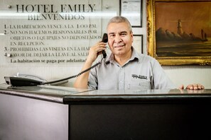 Reception - Hotel Emily (León)