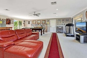 TV, fireplace, offices - Noble Willow Homestead Lovedale with Views & Pool (Lovedale)