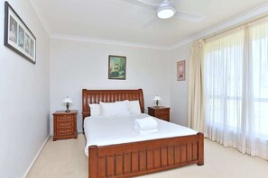 5 bedrooms, desk, iron/ironing board, WiFi