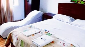 Ein Hotelzimmer mit einem Bett, einem Kleiderschrank und einem Vorhangfenster.