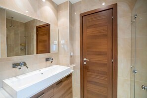 Douche, sĂšche-cheveux, serviettes fournies