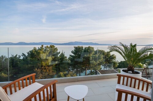 ctdv288 - ylellinen huvila uima-altaalla, 8 + 2 henkilöä, suoraan meren rannalla	