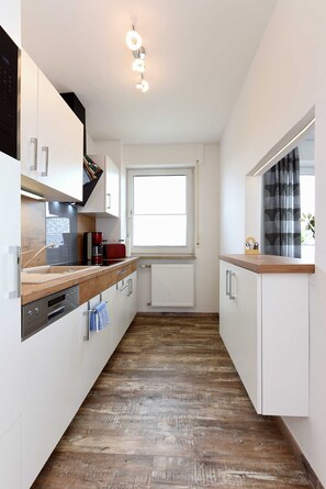 Køleskab, mikrobølgeovn, opvaskemaskine