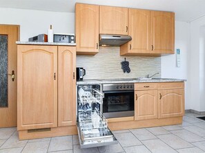 Mikrobølgeovn, ovn, opvaskemaskine, højstol