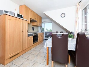 Mikroaaltouuni, uuni, astianpesukone, syöttötuoli