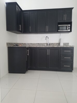 冰箱、微波炉、烤箱、炉灶