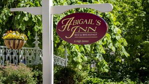 A sign for Abigail's Inn Bed & Breakfast, located at 8 High Street. - Abigail's Inn (Camden)