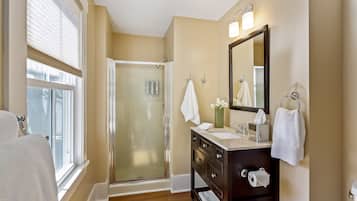 Doppia Classic | Bagno | Set di cortesia firmato, asciugacapelli, accappatoio
