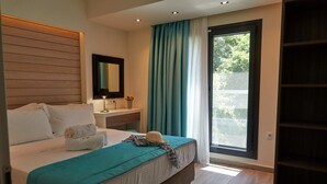 Ein modernes Hotelzimmer mit einem großen Bett, einem Nachttisch, einem Spiegel und Blick durch eine Schiebetür.