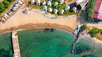 Plage privée à proximité, chaises longues, parasols, serviettes de plage