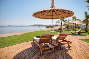 Private beach nearby, sun loungers, beach umbrellas, beach towels - Parna Hotel (Ayvalik)