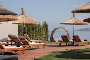 Plage privée à proximité, chaises longues, parasols, serviettes de plage