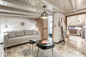 컴포트룸 (Attic) | 거실 공간 | 위성 채널 시청이 가능한 40인치 스마트 TV, TV
