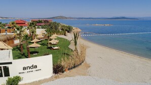 A beach resort with a sign reading "anda BEACH BISTRO ROOMS". - Parna Hotel (Ayvalik)