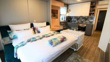 Design Apartment, 1 Queen Bed | Individually decorated, individually furnished, soundproofing