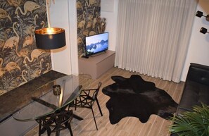 家庭套房 | 起居区 | 平板电视、壁炉