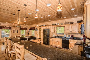 Fridge, microwave, oven, stovetop - Star Dancer Cabin ✨| Gatlinburg | Mountain Views | Hot Tub | Theater 🍿| Games! (Gatlinburg)