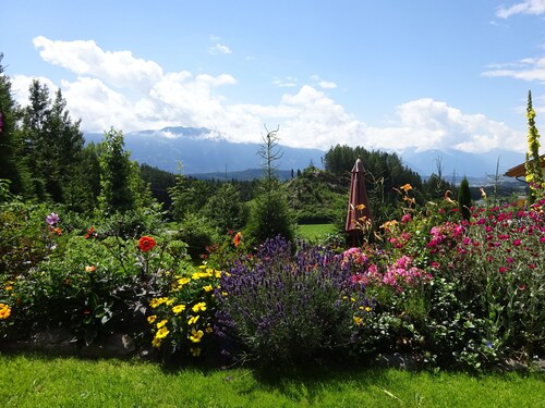 Quiet location, experience with gorgeous views of the mountains, the Spring!