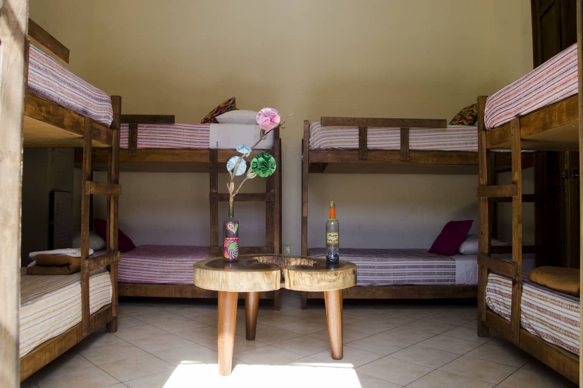 Tabla de planchar con plancha, wifi gratis y ropa de cama 