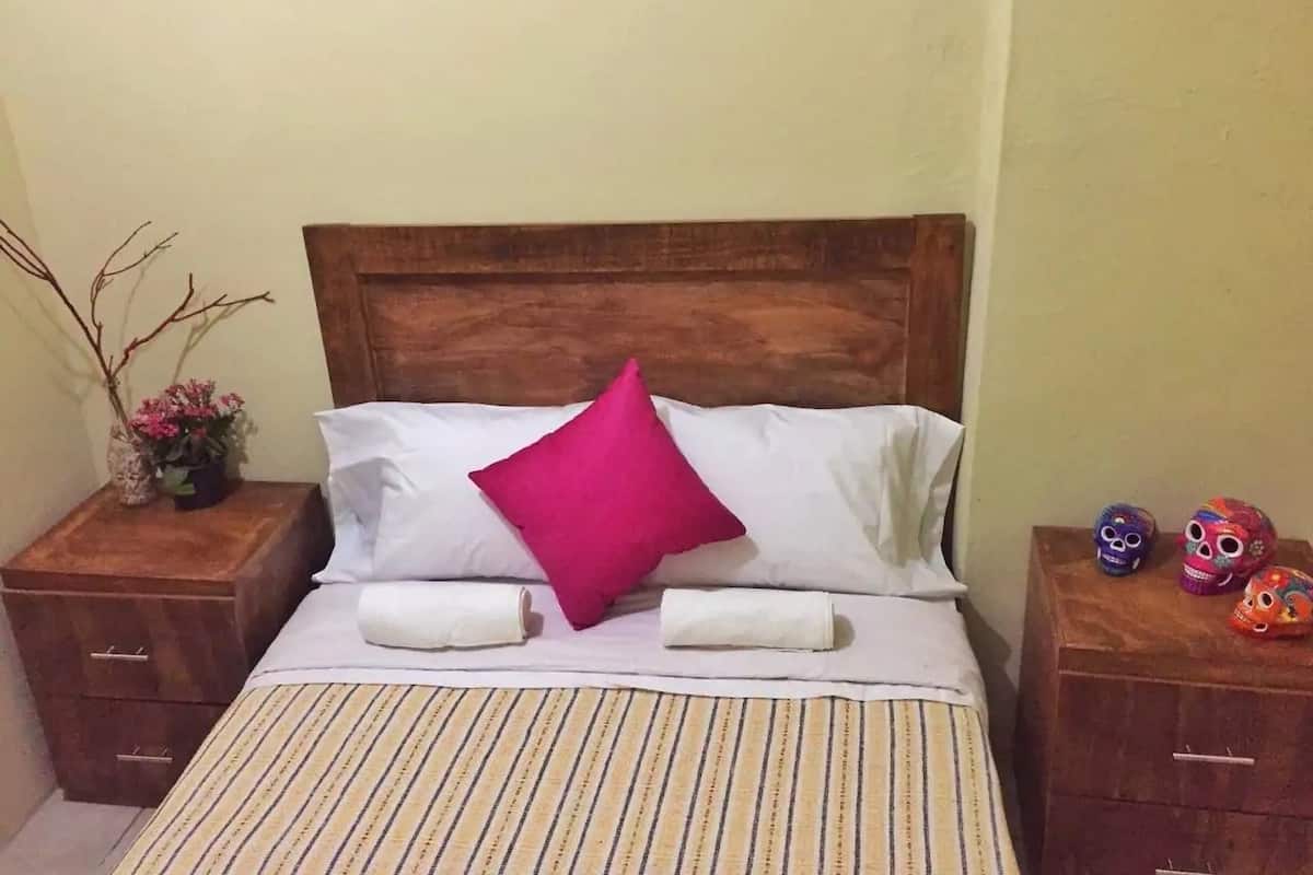 Habitación básica doble | Tabla de planchar con plancha, wifi gratis y ropa de cama 