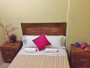 Habitación básica doble | Tabla de planchar con plancha, wifi gratis, ropa de cama