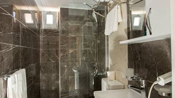 Standard Triple Room | Bathroom | Shower, rainfall showerhead, free toiletries, hair dryer