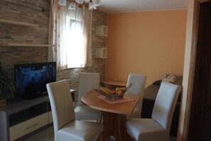 Familienapartment, Meerblick | Wohnbereich | Flachbildfernseher