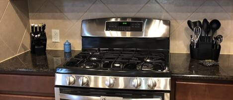 冷蔵庫、電子レンジ、オーブン、コンロ