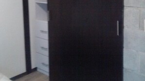 Tabla de planchar con plancha, wifi gratis, ropa de cama