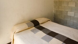 Tabla de planchar con plancha, wifi gratis, ropa de cama