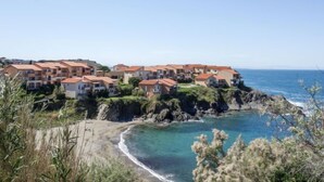 A coastal residential area with terraced houses overlooking the sea. - Les Roches Bleues by Interhome (Collioure)