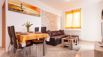 Apartemen Comfort, pemandangan kebun | Area keluarga | TV layar datar dan pemutar DVD