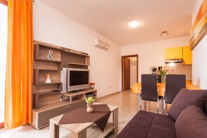 Comfort Apartment, Garden View | Living area | Flat-screen TV, DVD player - Apartments Jasmina (Rovinj)