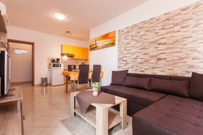 Comfort Apartment, Garden View | Living area | Flat-screen TV, DVD player - Apartments Jasmina (Rovinj)
