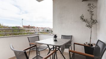 Apartemen Comfort, pemandangan kebun | Teras/patio