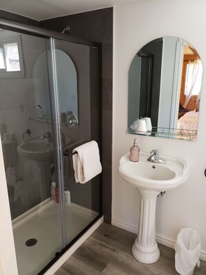 Shower, free toiletries, hair dryer, towels - Buddha Bing Cottage and Cabins (Northern Bruce Peninsula)