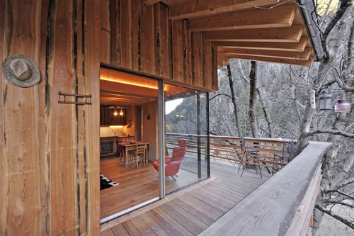 Puutalo "Laugen Lodge" luonnon uimalampineen