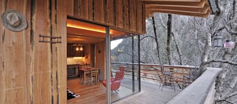 Cabane dans les arbres "Laugen Lodge" avec étang de baignade naturel